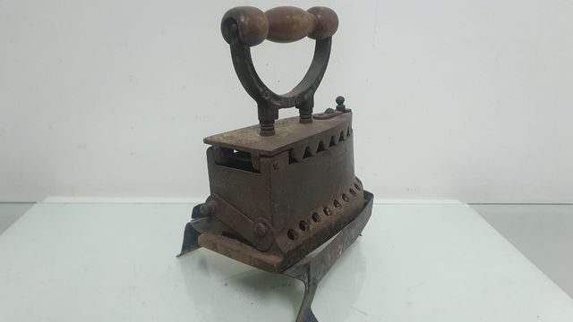 Antigua plancha de carbón.