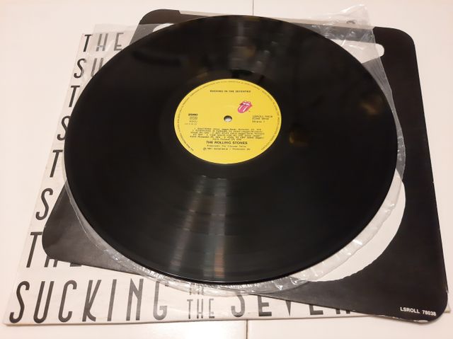 VINILO THE ROLLING STONES SUCKING IN THE SEVENTIES