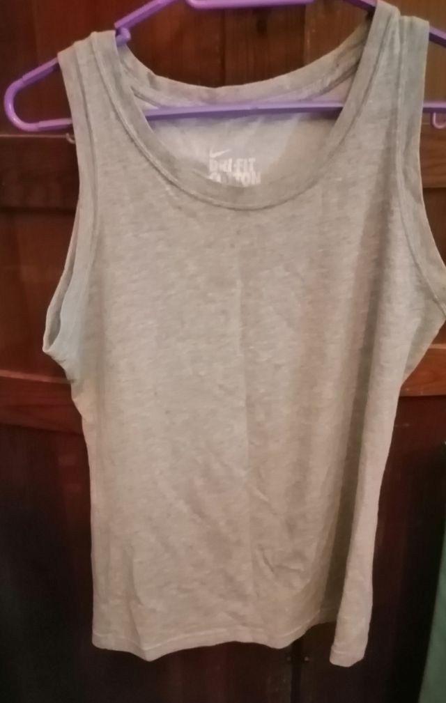 Camiseta de tirantes Nike dri- fit cotton tee.