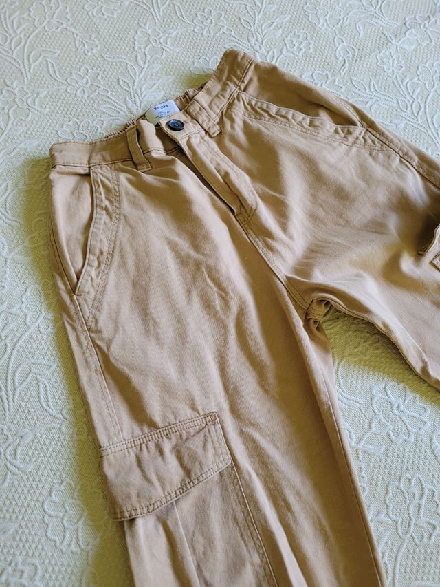 Pantalon Beige BERSHKA.