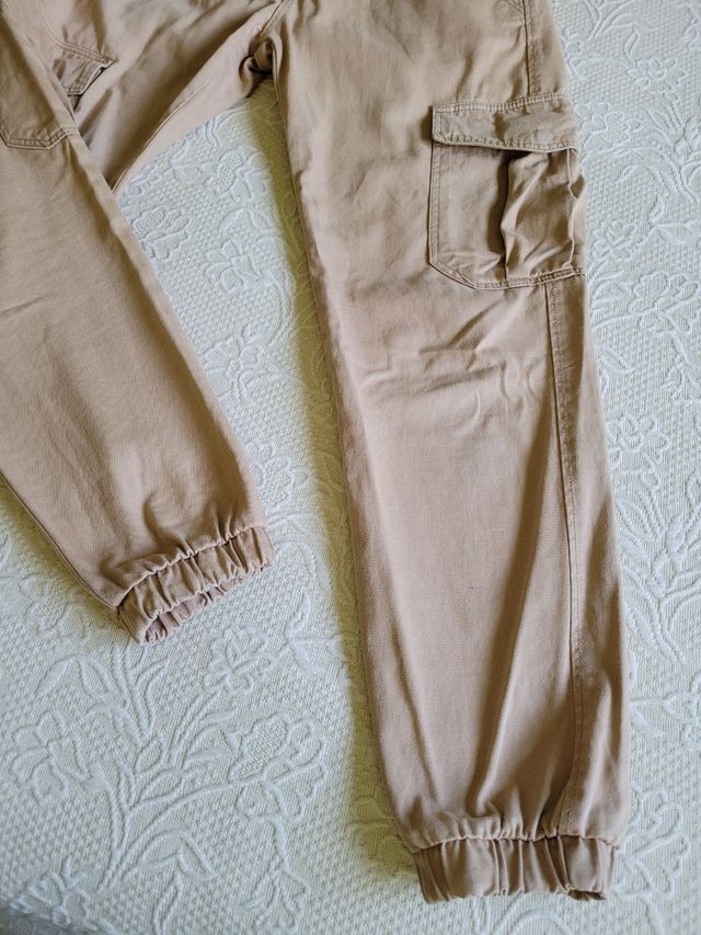 Pantalon Beige BERSHKA.