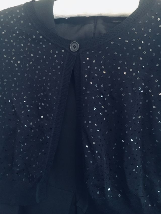 VESTIDO DE CREPE Y CHAQUETA LENTEJUELAS.