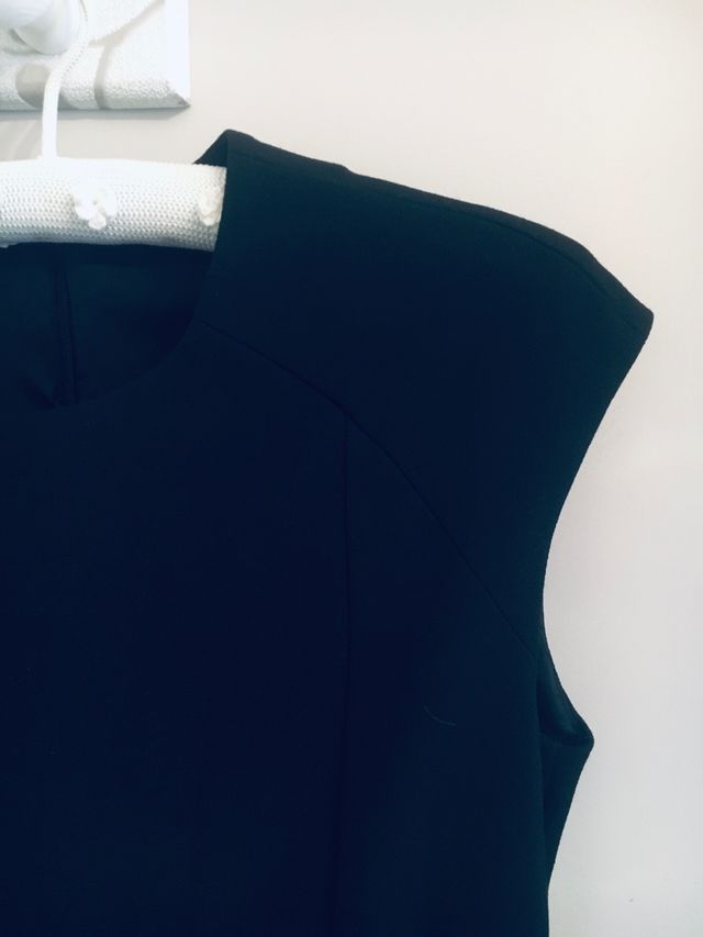 VESTIDO DE CREPE Y CHAQUETA LENTEJUELAS.