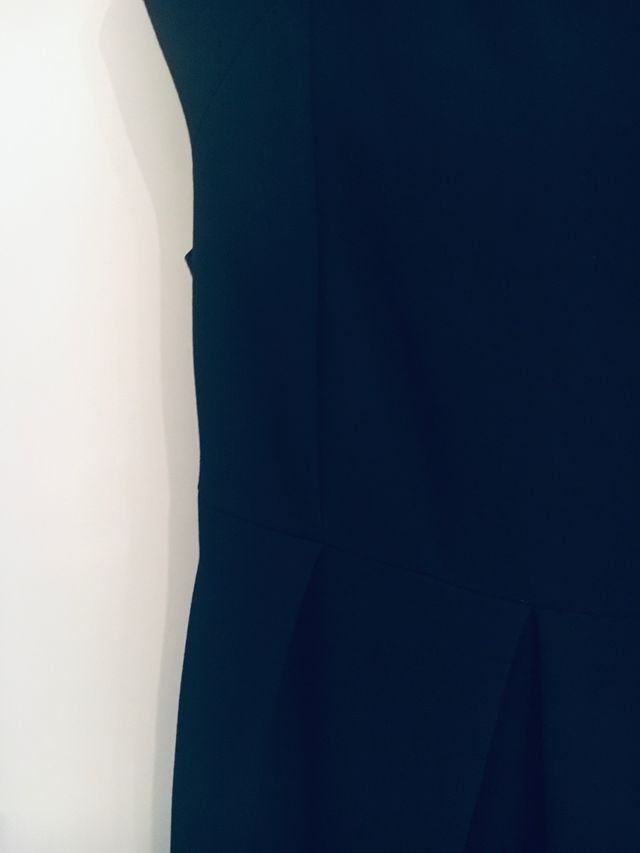 VESTIDO DE CREPE Y CHAQUETA LENTEJUELAS.