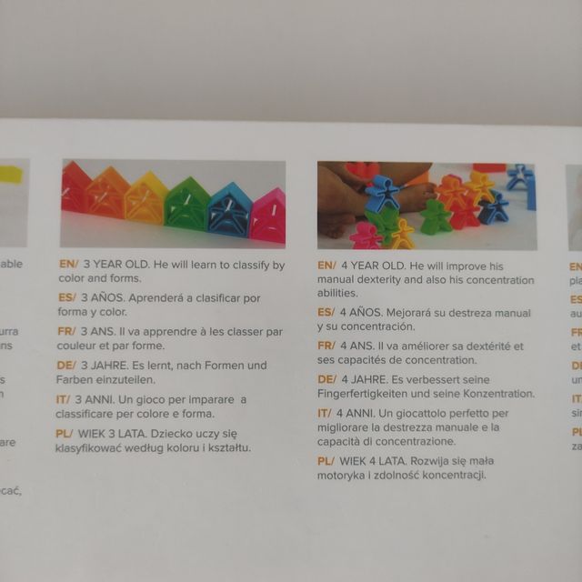 Dëna: 6 cases, 6 nens i 6 arbres neó