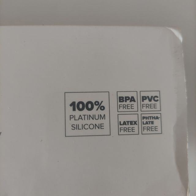 Dëna: 6 cases, 6 nens i 6 arbres neó