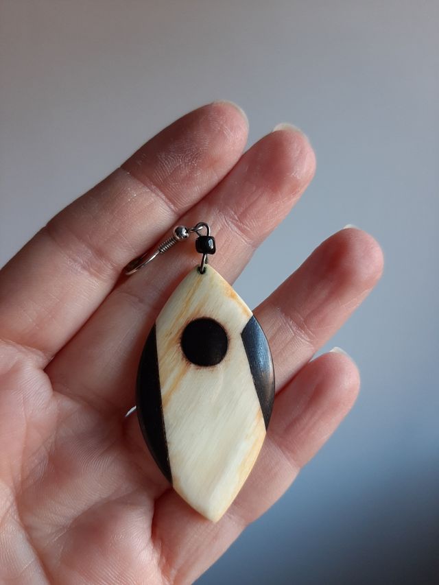 Conjunto colgante y pendientes hueso