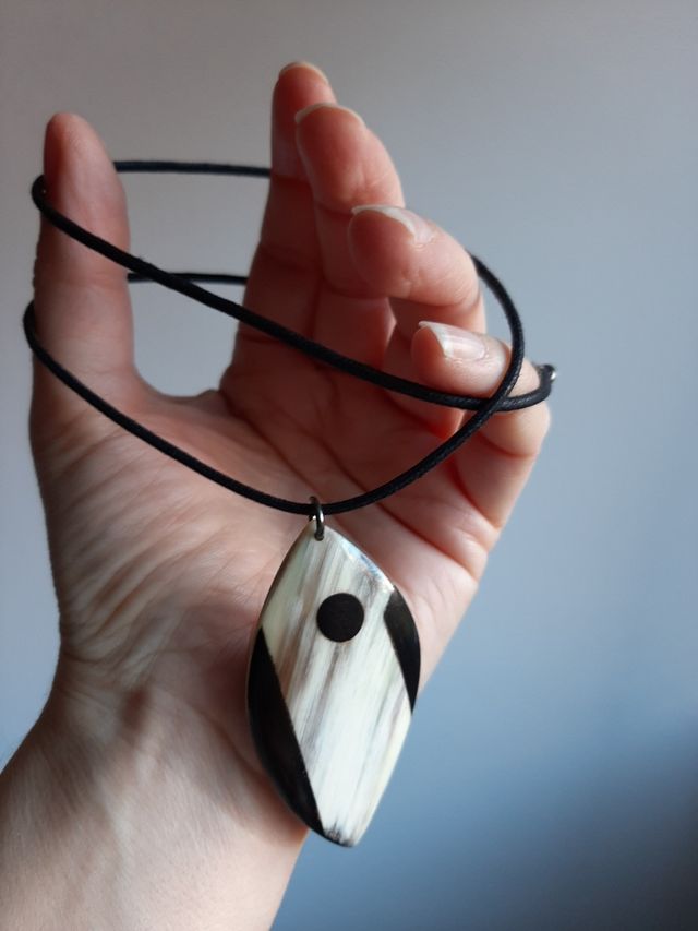 Conjunto colgante y pendientes hueso