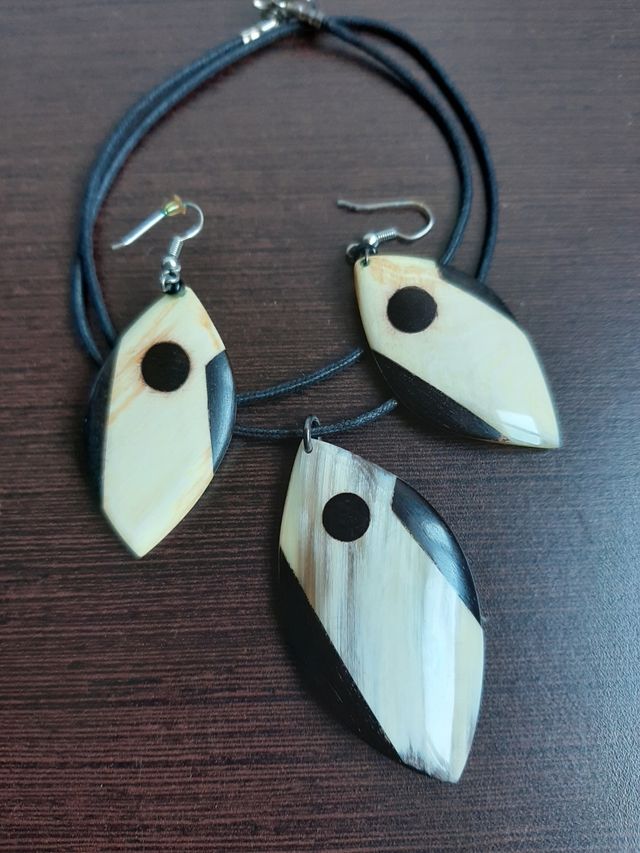 Conjunto colgante y pendientes hueso