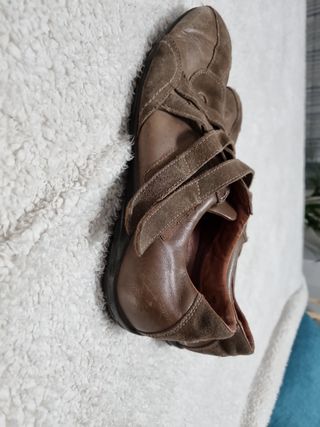 Zapatos marrones con tiras de belcro