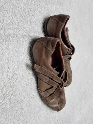 Zapatos marrones con tiras de belcro