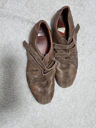Zapatos marrones con tiras de belcro