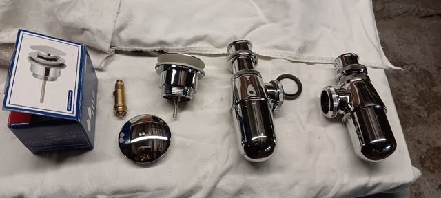 Válvula crick-clak y sifones lavabo.