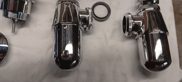 Válvula crick-clak y sifones lavabo.