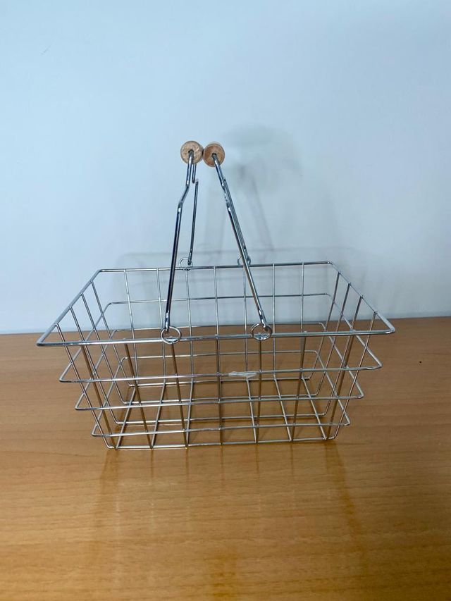 Caja registradora y cesta productos supermercado