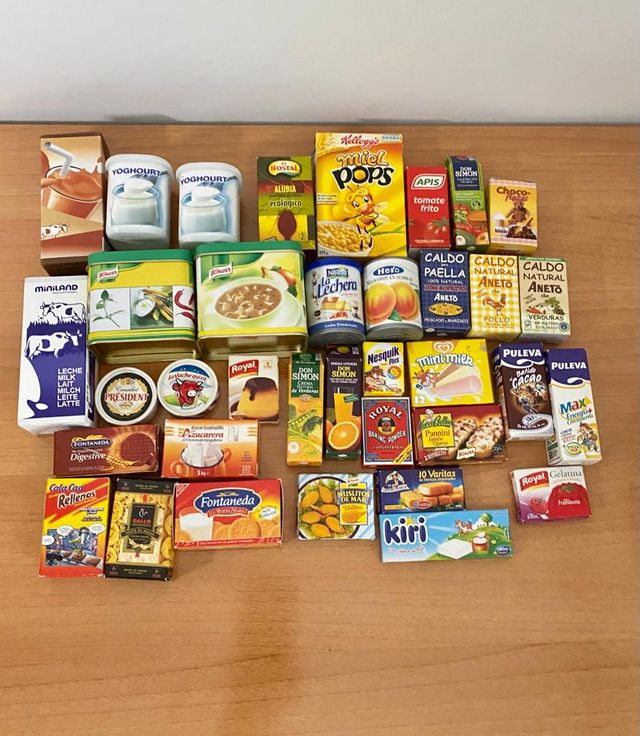 Caja registradora y cesta productos supermercado