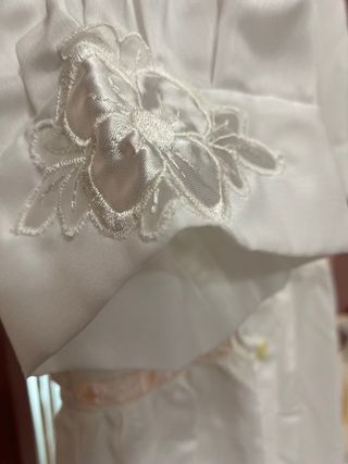 Conjunto novia de bata y camisón artesanal.