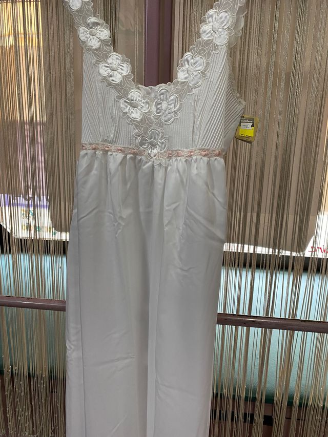 Conjunto novia de bata y camisón artesanal.