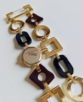 Reloj dorado Guess