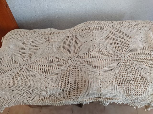 Colcha de ganchillo para cama de matrimonio.