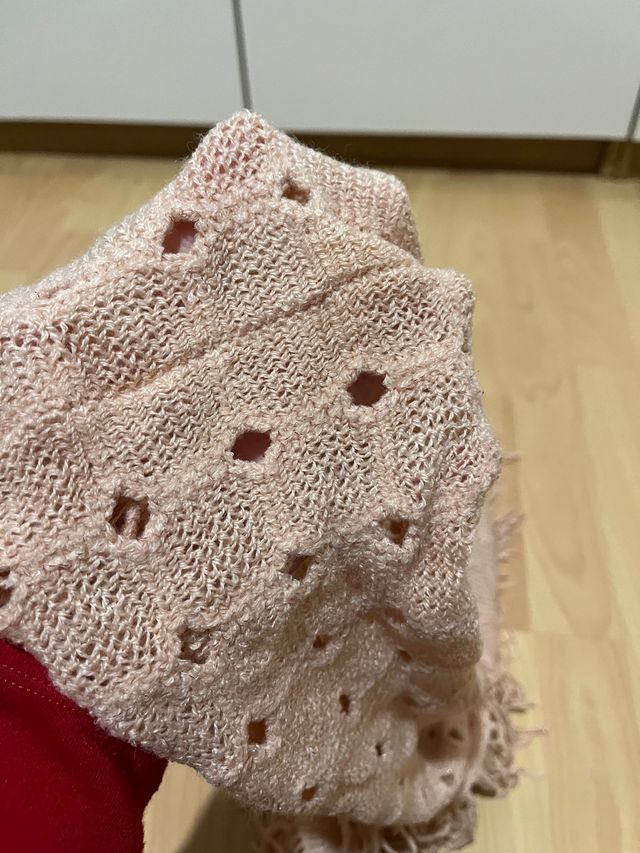 Bufanda cuello rosa con flecos