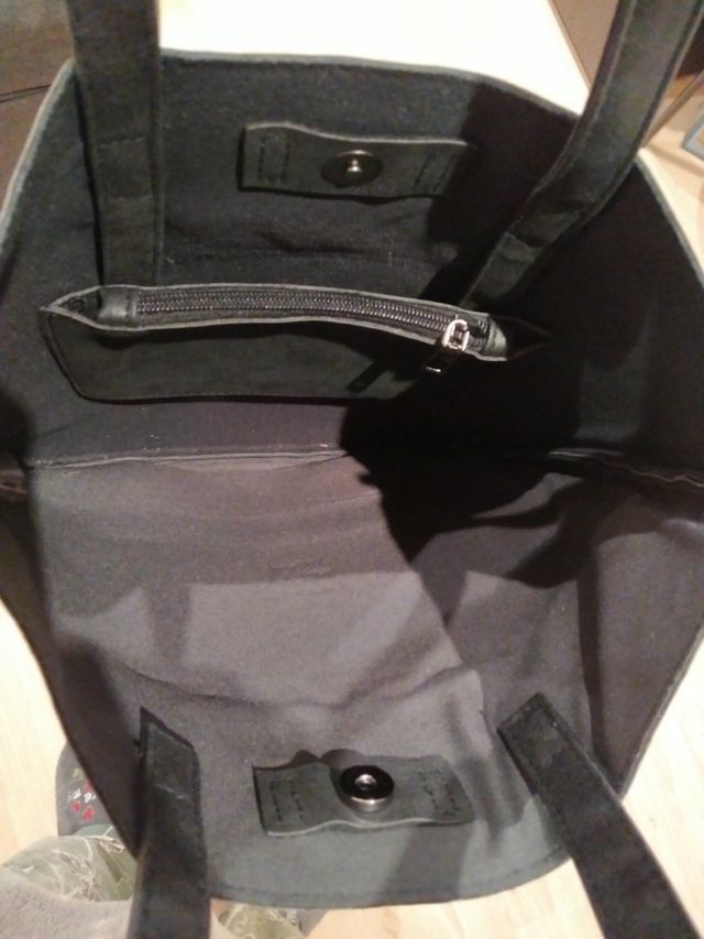 BOLSO NEGRO DE MATERIAL NEUMÁTICO