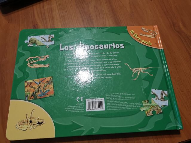 Muitos livros sobre DINOSSAUROS