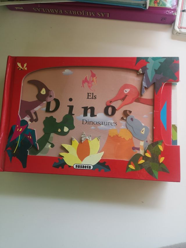 Muitos livros sobre DINOSSAUROS