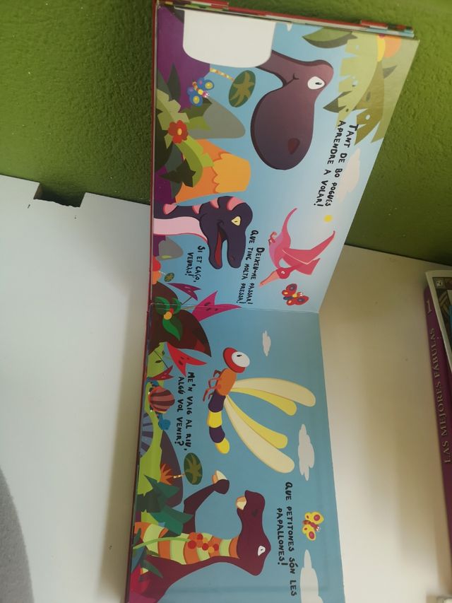 Muitos livros sobre DINOSSAUROS