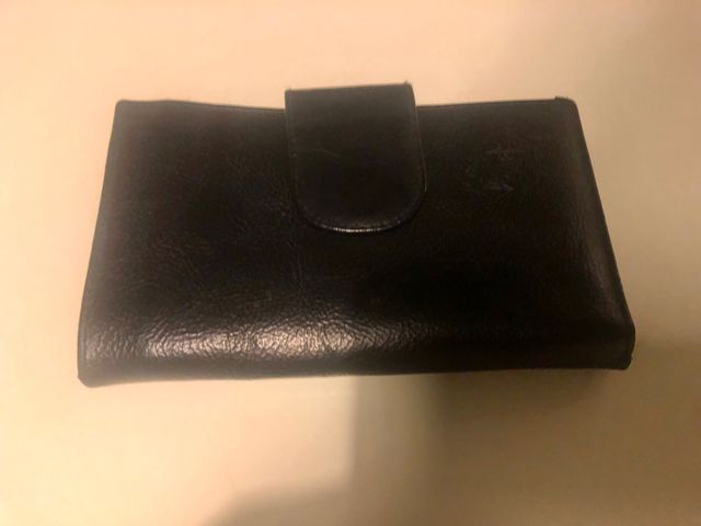 Cartera de piel negra. Hecha a mano. Nueva