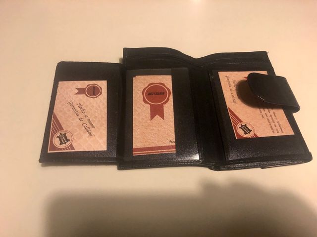 Cartera de piel negra. Hecha a mano. Nueva