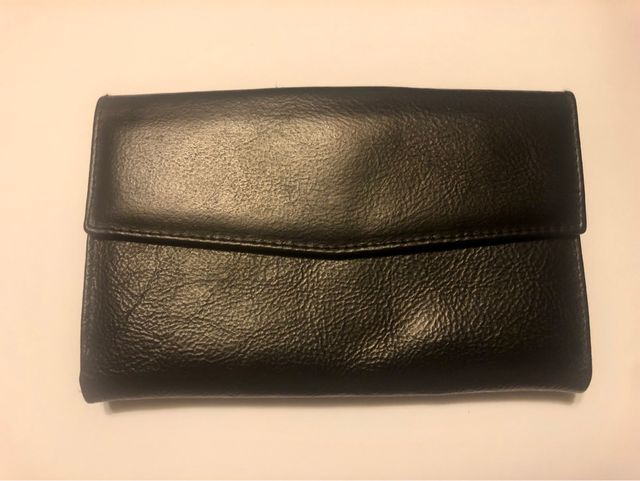 Cartera de piel negra. Hecha a mano. Nueva