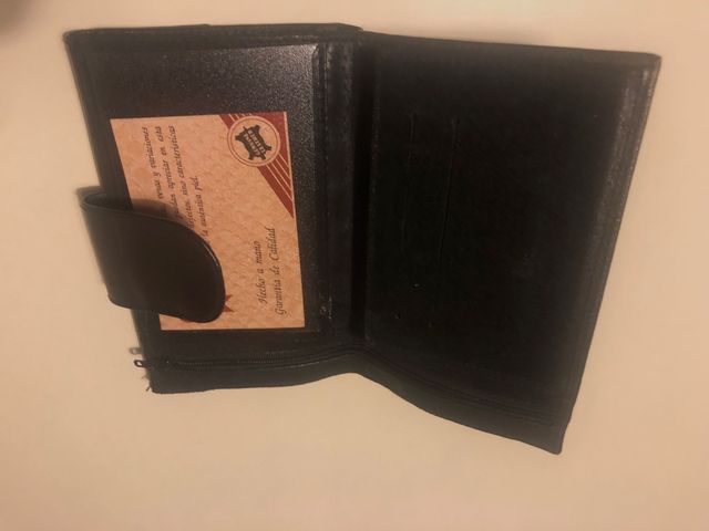 Cartera de piel negra. Hecha a mano. Nueva