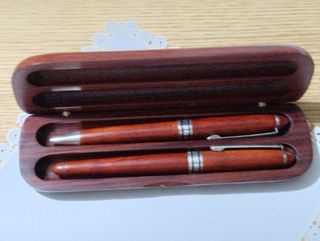 Portapenne in legno con 2 penne.