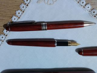 Portapenne in legno con 2 penne.