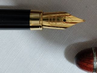 Portapenne in legno con 2 penne.