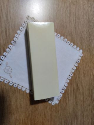 Portapenne in legno con 2 penne.