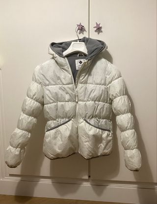 Abrigo o chaqueta tipo plumifero niña