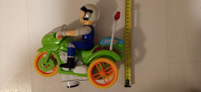 Lote 2 cazadoras, 1 Adidas y una moto