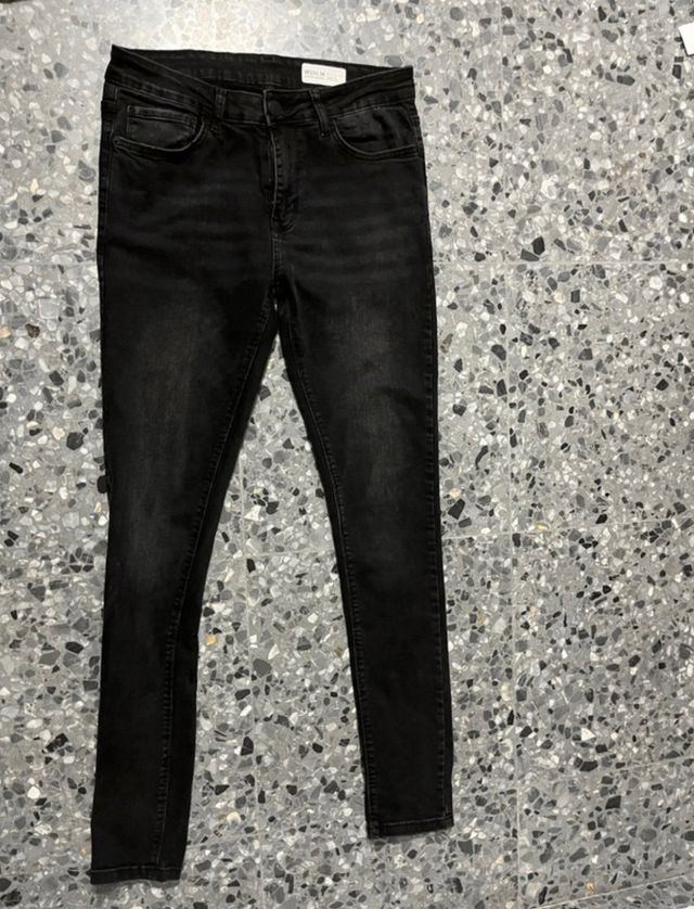 Vaquero negro súper skinny de Primark.