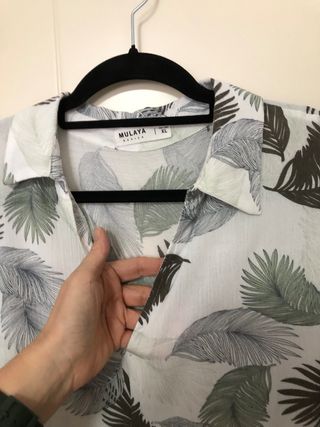 LIQUIDACIÓN Blusa mujer blanca dibujo plumas verde