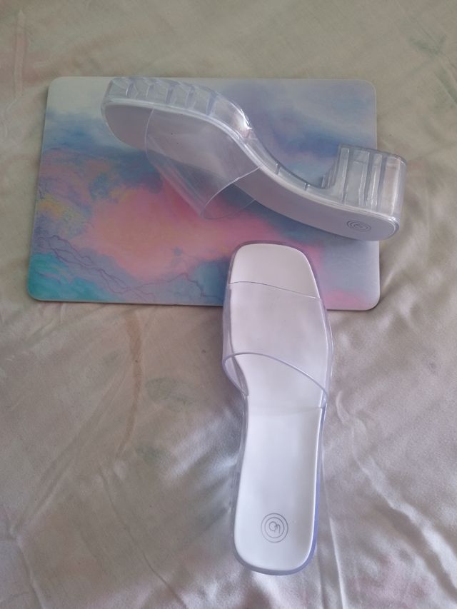 Sandalias tacón transparentes Urban Outfitters.