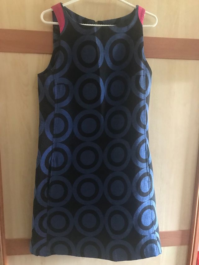 Vestido azul con círculos negros desigual