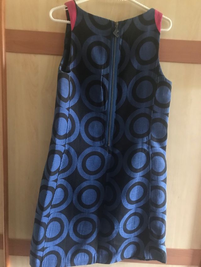 Vestido azul con círculos negros desigual