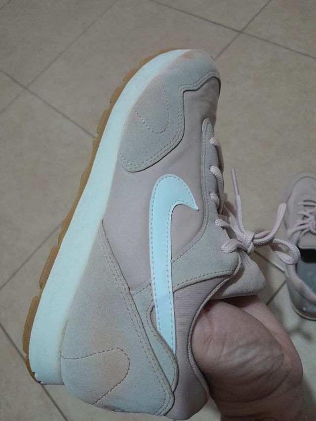 Zapatillas Nike rosa clara.