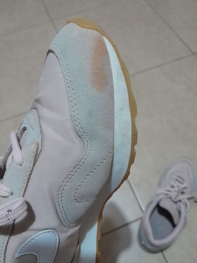 Zapatillas Nike rosa clara.