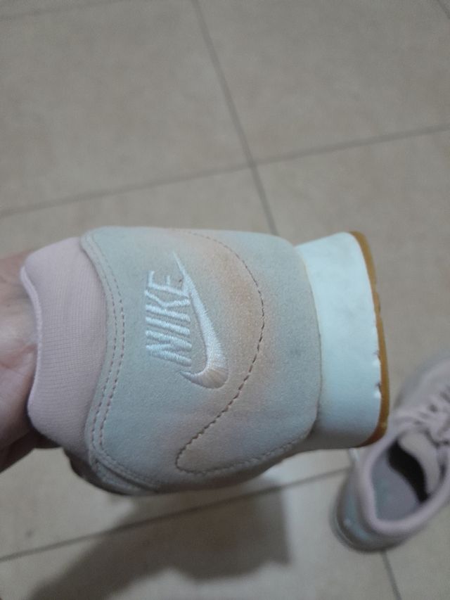 Zapatillas Nike rosa clara.