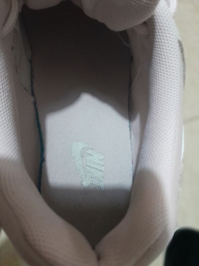 Zapatillas Nike rosa clara.