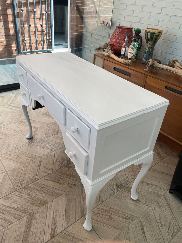 Coqueta antigua en blanco