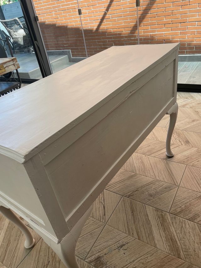 Coqueta antigua en blanco